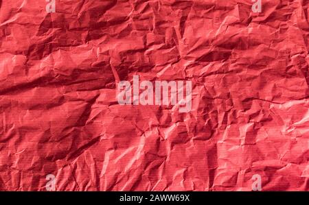 Zerknitterter roter Papierhintergrund. Stockfoto