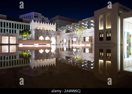 Reflexionen im Mohammed bin Jassim House des Msheireb Museum Complex in der Innenstadt von Doha, Katar. Stockfoto