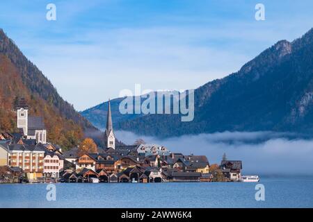 Hallstatt Bergdorf an einem sonnigen Tag vom klassischen Postkartenaussicht Salzkammergut Österreich Stockfoto
