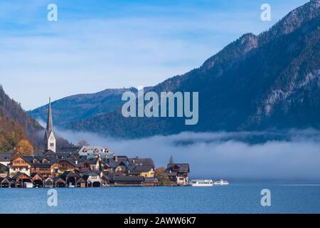 Hallstatt Bergdorf an einem sonnigen Tag vom klassischen Postkartenaussicht Salzkammergut Österreich Stockfoto