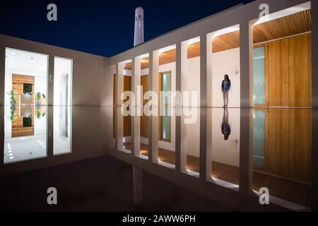 Reflexionen im Mohammed bin Jassim House des Msheireb Museum Complex in der Innenstadt von Doha, Katar. Stockfoto