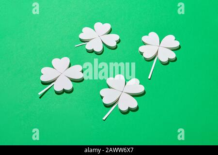 Papierkraftrettzusammensetzung der Blätter des weißen Shamrocks. Stockfoto