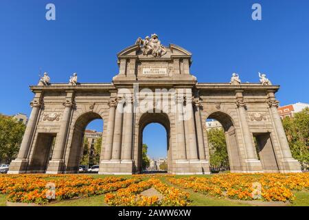 Madrid Spanien, die Skyline der Stadt an der Puerta de Alcala Stockfoto