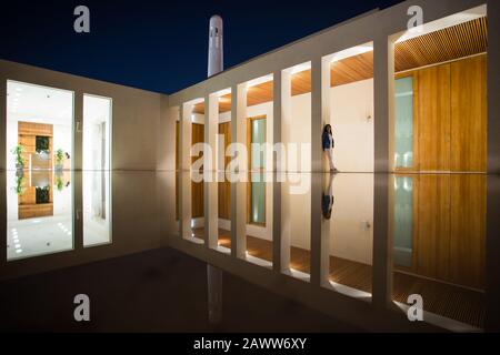 Reflexionen im Mohammed bin Jassim House des Msheireb Museum Complex in der Innenstadt von Doha, Katar. Stockfoto