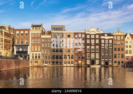 Amsterdam Niederlande, Skyline der Stadt am Ufer des Kanals und Brücke mit traditionellem Haus in Damrak Stockfoto