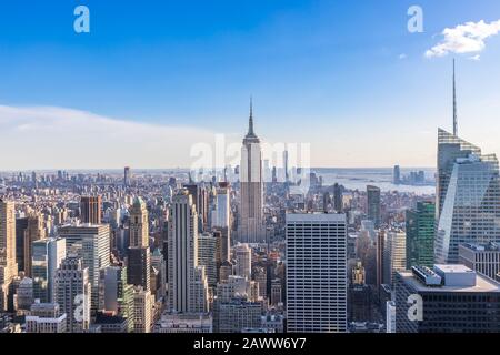 Skyline von New York City in der Innenstadt von Manhattan mit Empire State Building und Wolkenkratzern am sonnigen Tag mit klarem blauen Himmel USA Stockfoto