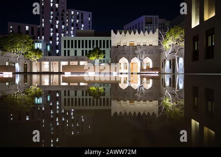 Reflexionen im Mohammed bin Jassim House des Msheireb Museum Complex in der Innenstadt von Doha, Katar. Stockfoto