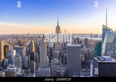 Skyline von New York City in der Innenstadt von Manhattan mit Empire State Building und Wolkenkratzern bei Sonnenuntergang USA