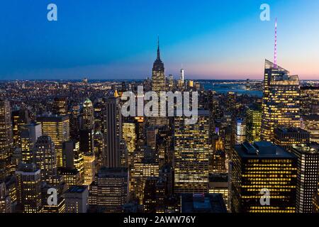 Skyline von New York City in der Innenstadt von Manhattan mit Empire State Building und Wolkenkratzern in der Nacht zu den USA Stockfoto