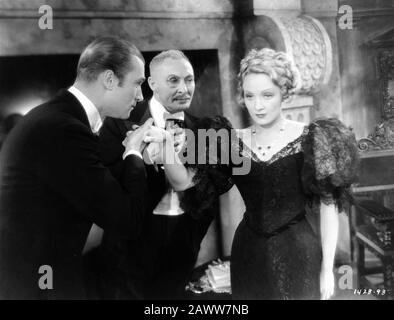 Brian AHERNE LIONEL ATWILL und MARLENE DIETRICH im SONG DER SONGS 1933 Regisseur ROUBEN MAMOULIAN Roman Hermann Sudermann spielen Edward Sheldon Kostüme Travis Banton Paramount Pictures Stockfoto