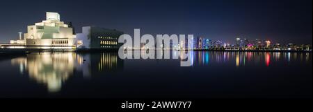 Nachtpanorama der Wolkenkratzer der West Bay in Doha, Katar vom MIA Park aus gesehen. Stockfoto