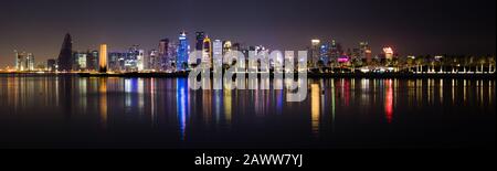 Nachtpanorama der Wolkenkratzer der West Bay in Doha, Katar vom MIA Park aus gesehen. Stockfoto