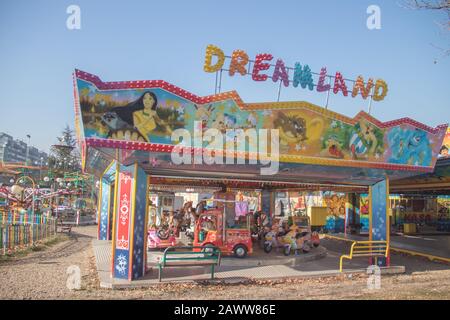 Zeit für eine Pause im Dreamland Luna Park. Leere Spielzeuge und Stoßwagen auf dem Karussell während der Tageszeit, ohne Kinder, ruhige Zeiten. Stockfoto