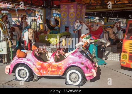 Zeit für eine Pause im Dreamland Luna Park. Leere Spielzeuge und Stoßwagen auf dem Karussell während der Tageszeit, ohne Kinder, ruhige Zeiten. Stockfoto