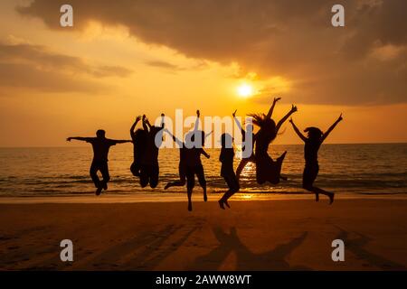 Silhouette Foto der Mannschaft Feier am Strand bei Sonnenuntergang Stockfoto