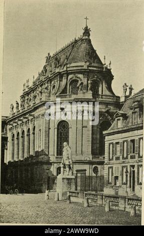 L'architectureLe passé.--Le présent. Abb. 71. -Chapelle du château de Versailles.(Plan à deux étages). voûtes sur des contresforts qui reçoivent, à leur parte supé-rieure, des massivs évidés par des ouvertures cintrés et quiremplacent larc-boutant gothique. Quest devenu dans tout cela. RiiDl. NcurdeiQ. Abb. ^2. - Chapelle du château de Versailles.(Vue extérieure). 124 LARCHITECTURE le système déquilibre et délasticité dû à lemploi des arcs por- Stockfoto