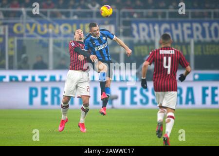 Stefan de vrij (inter) und zlatan ibrahimovic (mailand) während des FC Internazionale gegen AC Mailand, Mailand, Italien, 09. Februar 2020, Fußball in der italienischen Serie A Stockfoto