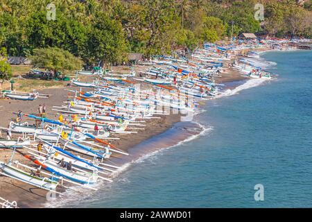 Traditionelle Jukungs (ausuferndes Angeln/Segelkanus) am Amed Beach in Ostbali. Stockfoto