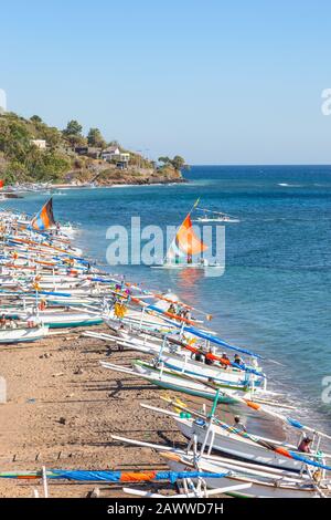 Traditionelle Jukungs (ausuferndes Angeln/Segelkanus) am Amed Beach in Ostbali. Stockfoto