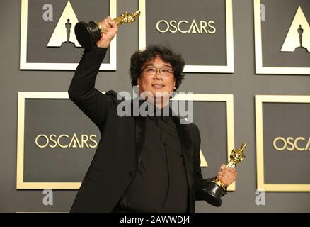 Los Angeles, Kalifornien, USA. Februar 2020. ( Bong Joon-ho posiert für Fotos bei der 92. Oscarverleihung im Dolby Theatre in Los Angeles, USA, 9. Februar 2020. Die südkoreanische schwarze Komödie "Parasite" wurde bei der Verleihung der Oscarverleihung 92. Am Sonntagabend zum größten Gewinner. Der genreumbiegende Klassenthriller gewann neben "Nabbing Best Picture" auch Die Beste Regie für Bong Joon-ho, Den Besten internationalen Spielfilm und Das Beste Originaldrehbuch. Kredit: Xinhua/Alamy Live News Stockfoto