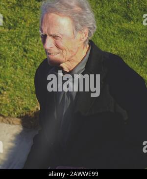 Kieselstrand, USA. Februar 2020. Monterey, Kalifornien, USA 9. Februar 2020 Clint Eastwood läuft am letzten Tag des AT&T Pro-Am PGA Golf Events in Pebble Beach, Kalifornien, USA Credit: Motofoto/Alamy Live News Stockfoto