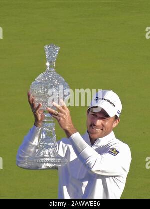 Kieselstrand, USA. Februar 2020. Monterey, Kalifornien, USA 9. Februar 2020 Nick Taylor hält am letzten Tag des AT&T Pro-Am PGA Golf Events in Pebble Beach, Kalifornien, USA Credit: Motofoto/Alamy Live News die Siegertrophäe hoch Stockfoto