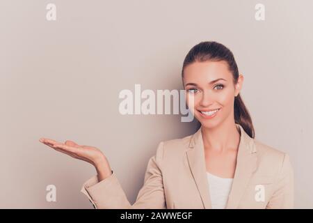 Fröhliche glückliche Frau macht Werbung und gestikuliert mit der Hand Stockfoto