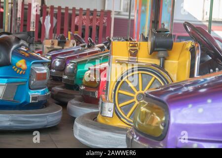 Zeit für eine Pause im Dreamland Luna Park. Leere Spielzeuge und Stoßwagen auf dem Karussell während der Tageszeit, ohne Kinder, ruhige Zeiten. Stockfoto