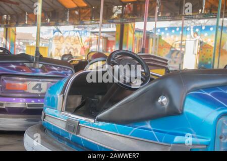 Zeit für eine Pause im Dreamland Luna Park. Leere Spielzeuge und Stoßwagen auf dem Karussell während der Tageszeit, ohne Kinder, ruhige Zeiten. Stockfoto