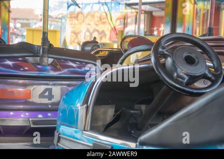 Zeit für eine Pause im Dreamland Luna Park. Leere Spielzeuge und Stoßwagen auf dem Karussell während der Tageszeit, ohne Kinder, ruhige Zeiten. Stockfoto