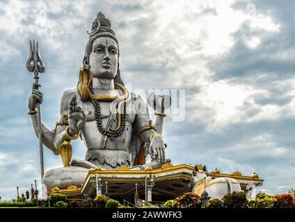 Prächtige Statue des hinduistischen Mythengottes, Lord Shiva in Murdeshwar, Karnataka, während er Segen und Predigten an Anbeter meditiert und gibt. Stockfoto