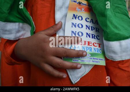 Ein kleines Mädchen zeigt ihren Batch auf einer Protestkundgebung gegen NRC und CAA in Kolkata, Indien. Stockfoto