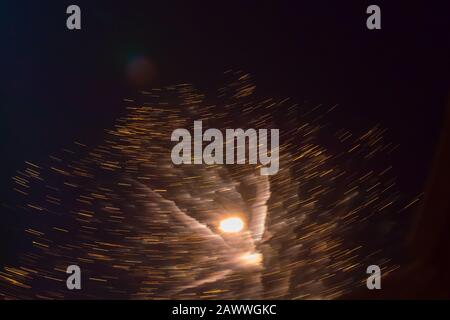 Helle festliche Farben und Feuerwerke am schwarzen Himmel. Verschwommen durch kreative Bewegung Unschärfen Sie Bewegungen Stockfoto