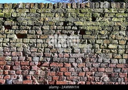 Alte Mauer aus Backstein. Die Parish Church of St James, North Cray, Kent. GROSSBRITANNIEN Stockfoto