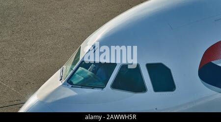 Hannover, 8. Februar 2020: Blick von oben auf das Cockpit eines Flugzeugs der britischen Luftwege nach der Landung auf der Landebahn Stockfoto