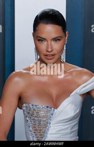 Adriana Lima Walking on the Red teppich at the 2020 Vanity Fair Oscar Party Hosted by Radhika Jones Held at the Wallis Annenberg Center for the Performing Arts in Beverly Hills on February 9, 2020. (Foto von JC Olivera/Sipa USA) Stockfoto