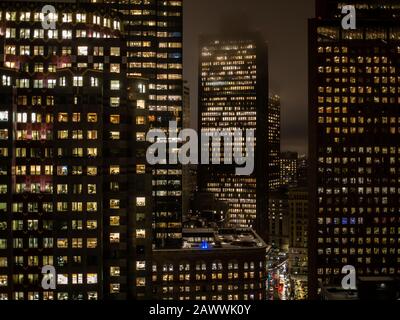 Boston Massachusetts, 17. Dezember 2019: Beleuchtung Im Windows Of Office Towers Bei Nacht Stockfoto