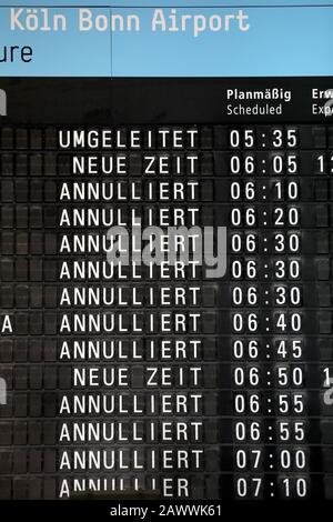 10. Februar 2020, Nordrhein-Westfalen, Köln: Stornierte Flüge werden auf einer Hintafel am Flughafen Köln-Bonn angezeigt. Die Sturmdepression 'Sabine' ist durch Nordrhein-Westfalen gegangen. Foto: Oliver Berg / dpa Stockfoto