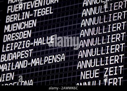 10. Februar 2020, Nordrhein-Westfalen, Köln: Stornierte Flüge werden auf einer Hintafel am Flughafen Köln-Bonn angezeigt. Die Sturmdepression 'Sabine' ist durch Nordrhein-Westfalen gegangen. Foto: Oliver Berg / dpa Stockfoto