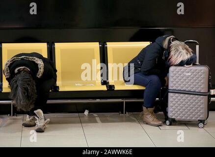 10. Februar 2020, Nordrhein-Westfalen, Köln: Passagiere schlafen am Flughafen Köln-Bonn. Die Sturmdepression 'Sabine' ist durch Nordrhein-Westfalen gegangen. Foto: Oliver Berg / dpa Stockfoto