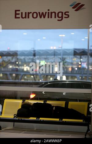 10. Februar 2020, Nordrhein-Westfalen, Köln: Ein Passagier schläft am Flughafen Köln-Bonn. Die Sturmdepression 'Sabine' ist durch Nordrhein-Westfalen gegangen. Foto: Oliver Berg / dpa Stockfoto