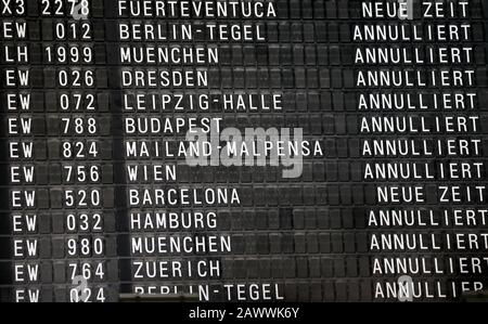 10. Februar 2020, Nordrhein-Westfalen, Köln: Stornierte Flüge werden auf einer Hintafel am Flughafen Köln-Bonn angezeigt. Die Sturmdepression 'Sabine' ist durch Nordrhein-Westfalen gegangen. Foto: Oliver Berg / dpa Stockfoto