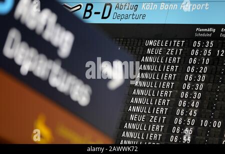 10. Februar 2020, Nordrhein-Westfalen, Köln: Stornierte Flüge werden auf einer Hintafel am Flughafen Köln-Bonn angezeigt. Die Sturmdepression 'Sabine' ist durch Nordrhein-Westfalen gegangen. Foto: Oliver Berg / dpa Stockfoto