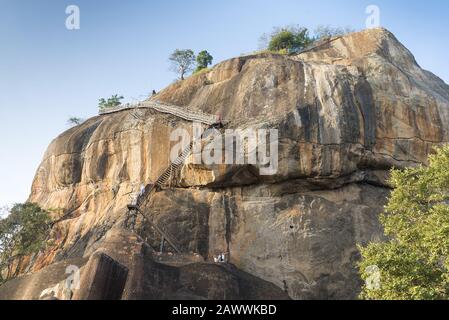 Sigiriya, Sri Lanka: 17.03.2019: Felsenfestung, Löwenfelsen mit touristischem Fußweg zum Gipfel des Felsens. Es ist berühmt für seine Freskengemälde von Stockfoto