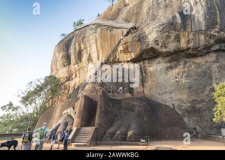 Sigiriya, Sri Lanka: 17.03.2019: Felsenfestung, Löwenfelsen mit touristischem Fußweg zum Gipfel des Felsens. Es ist berühmt für seine Freskengemälde von Stockfoto