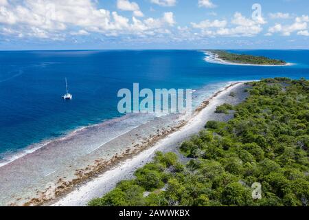 Katamaran auf Kauehi Atoll, Tuamotu Archipel, Französisch-Polynesien Stockfoto