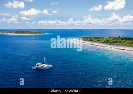 Katamaran auf Kauehi Atoll, Tuamotu Archipel, Französisch-Polynesien Stockfoto