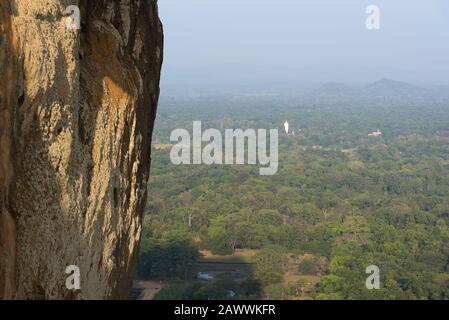 Sigiriya, Sri Lanka: 17.03.2019: Felsfestung, Blick vom Denkmal auf die Buddhastatue weit entfernt. Stockfoto