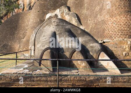 Sigiriya, Sri Lanka: 17.03.2019: Felsfestung, Löwenfelsen, die eine Nahaufnahme des Löwenpfackenfelses am Fuß des Denkmals zeigen. Es ist berühmt für sein P. Stockfoto