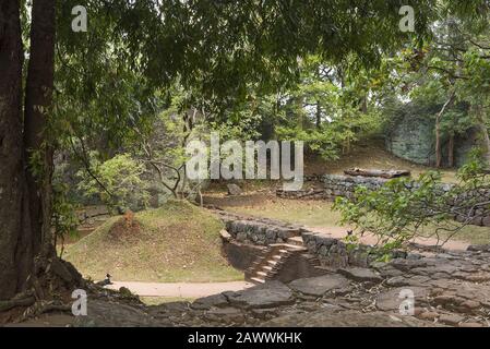 Sigiriya, Sri Lanka: 17.03.2019: Felsfestung, Löwenfelsen, die einen Touristenspaziergang zum Gipfel des Felsens zeigen. Es ist berühmt für seine Freskenbilder von mA Stockfoto